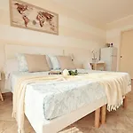 Hotel apartamentowy The Sea Wind & 4*